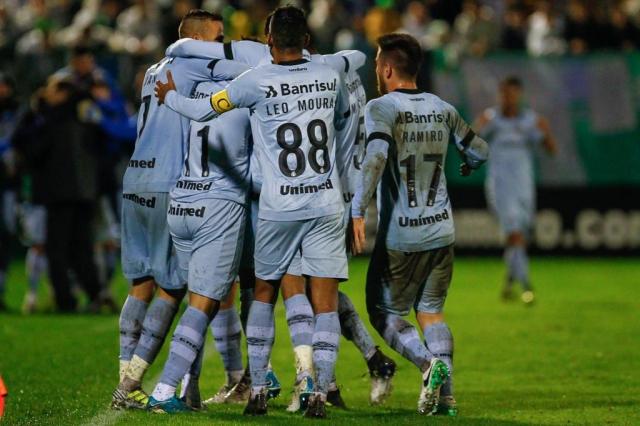 Em jogo de nove gols, Grêmio vence e é vice-líder