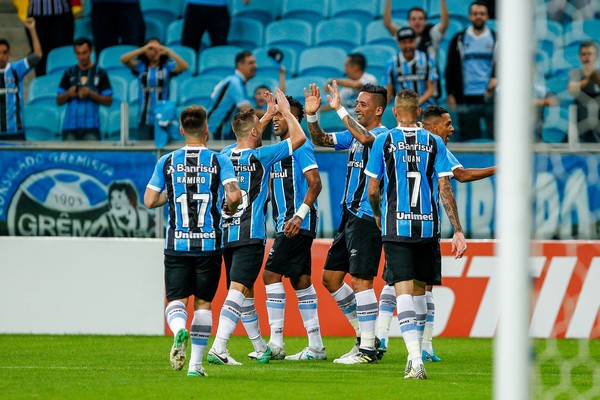 Grêmio atropela Atlético-PR pela Copa do Brasil