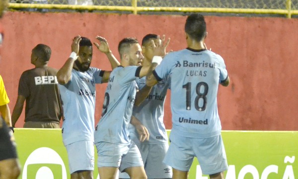 Grêmio vence o vitória e diminui diferença para o líder Corinthians