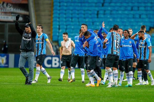 Grêmio leva susto, mas vira o jogo e vence na Arena