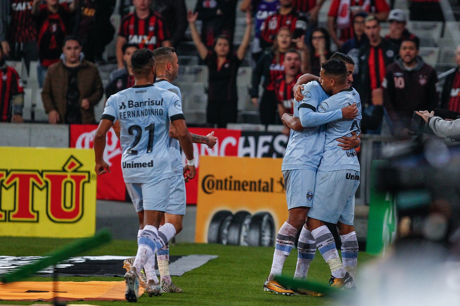 Grêmio vence o Atlético-PR na Copa do Brasil e avança às semifinais