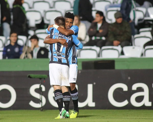 Grêmio tem atuação ruim diante do Coritiba, mas garante os três pontos