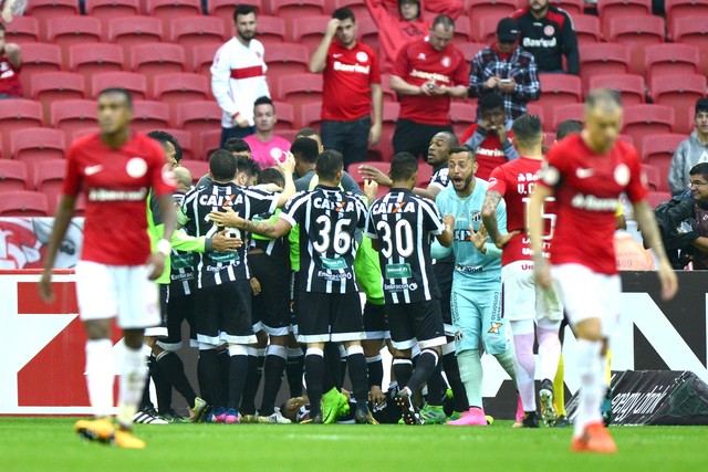 Ceará vence no Beira Rio e adia acesso colorado