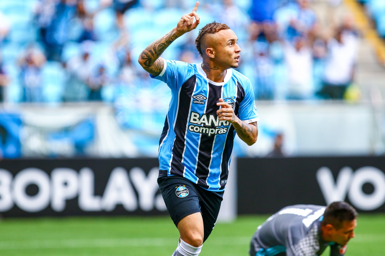 Everton muda o jogo e Grêmio vira pra cima do Flamengo