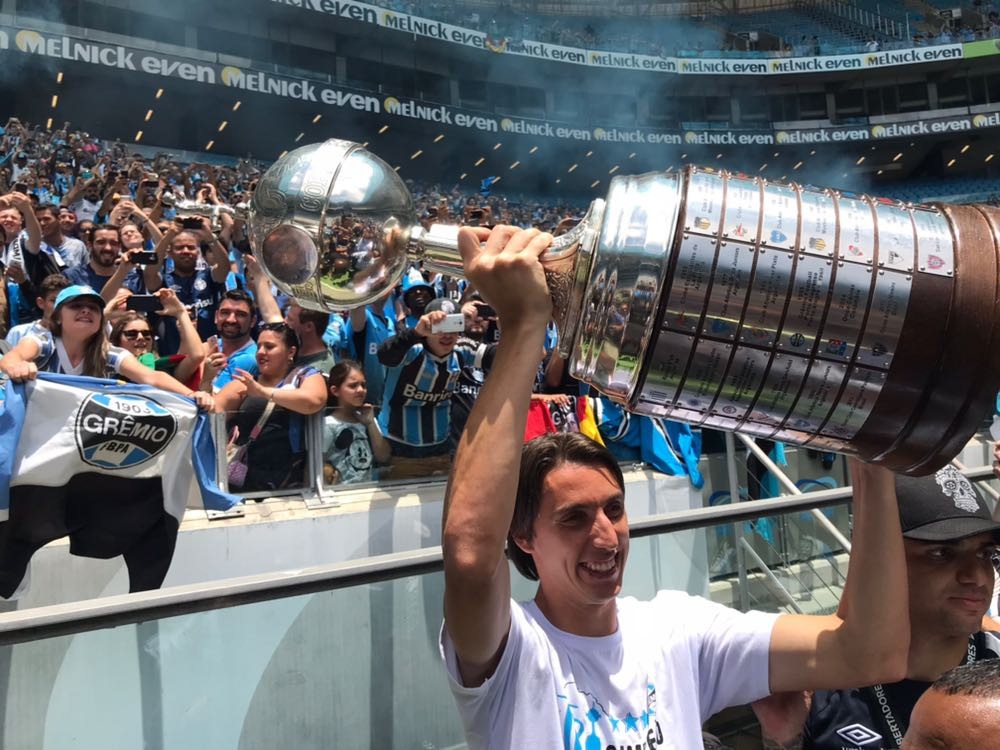 Após levantar a taça na Argentina, Grêmio faz festa na Arena